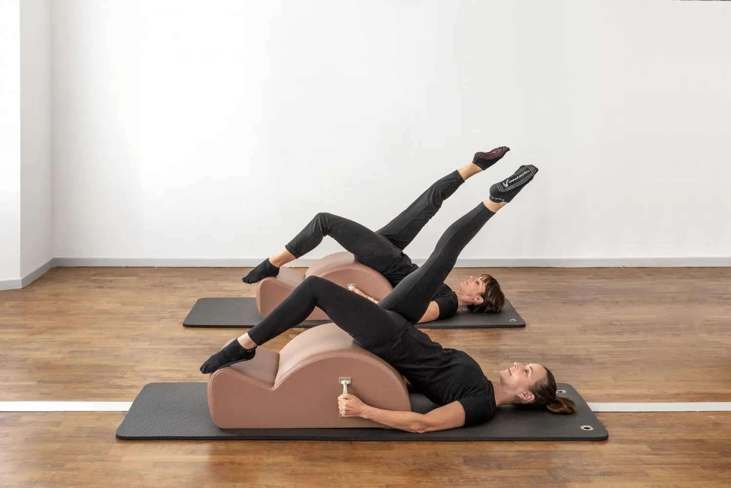 Deux élèves travaillent ensemble sur spine corrector