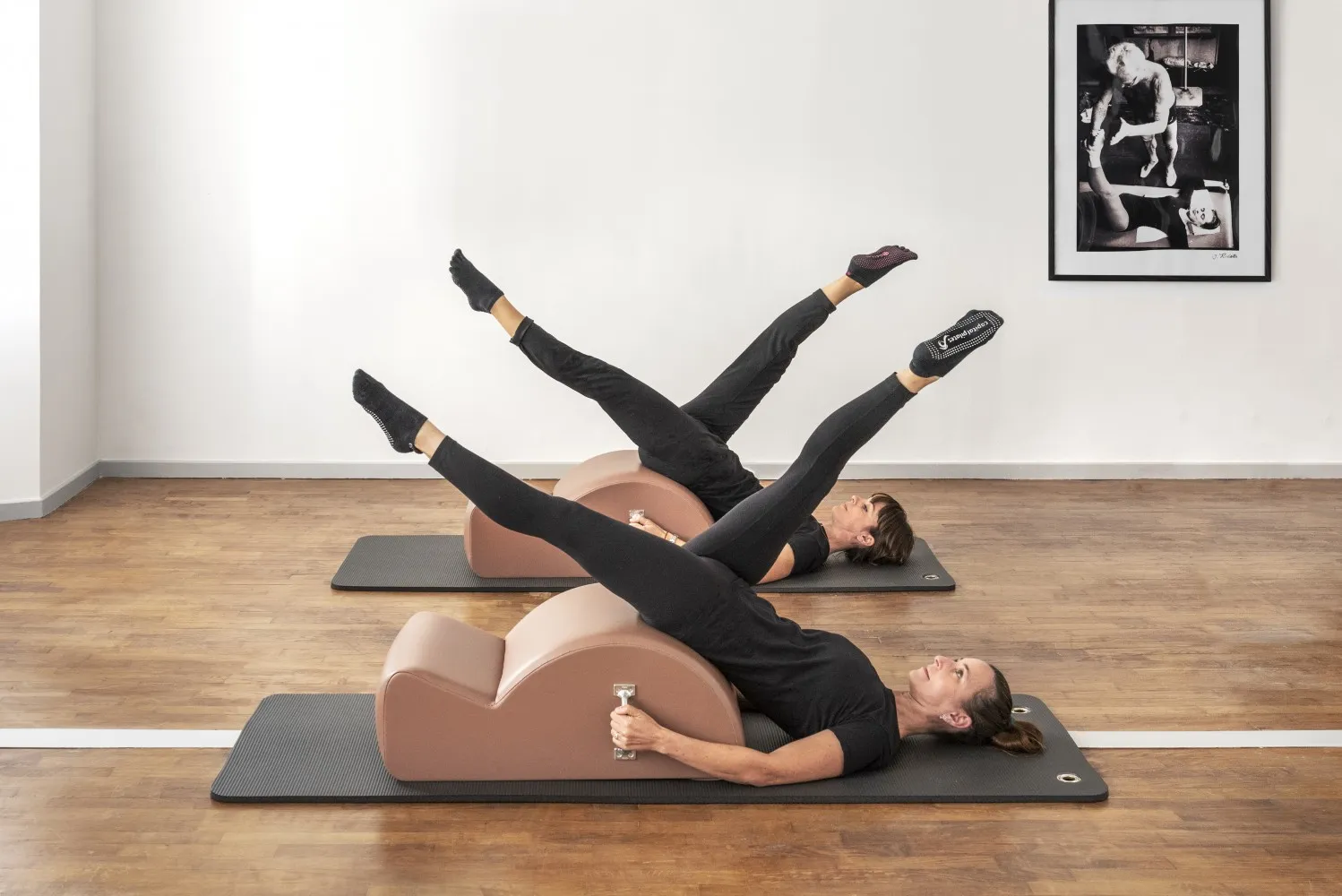 Deux élèves en exercice sur spine corrector au studio Be Pilates